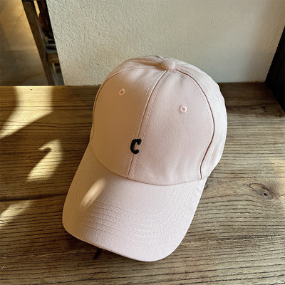 Pălărie de damă într-o singură culoare cu literă brodată