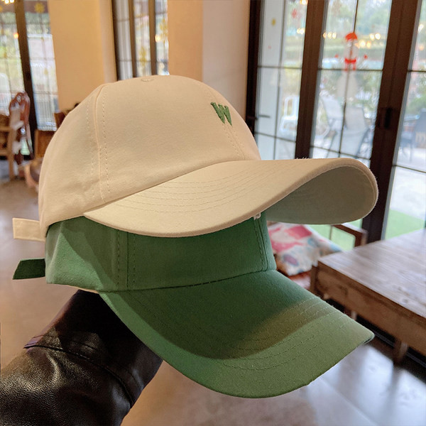 Pălărie de damă într-o singură culoare cu literă brodată