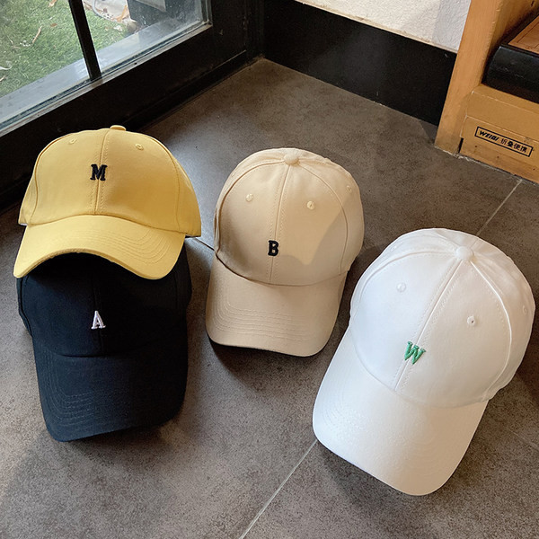 Pălărie de damă într-o singură culoare cu literă brodată