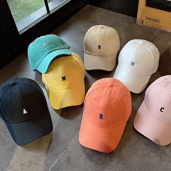 Pălărie de damă într-o singură culoare cu literă brodată