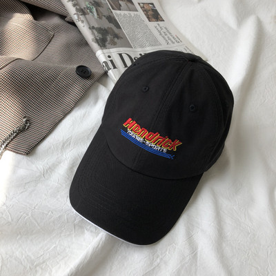 Γυναικείο καπέλο με κεντημένη επιγραφή και γείσο