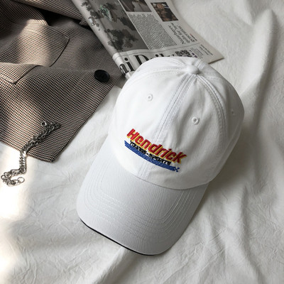 Γυναικείο καπέλο με κεντημένη επιγραφή και γείσο