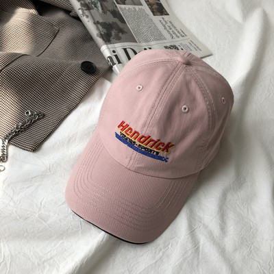 Γυναικείο καπέλο με κεντημένη επιγραφή και γείσο