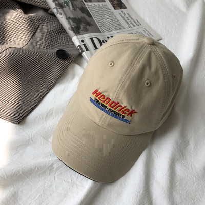 Γυναικείο καπέλο με κεντημένη επιγραφή και γείσο