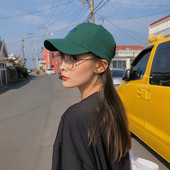 Palarie de dama cu vizor si broderie in trei culori