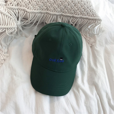 Palarie de dama cu vizor si broderie in trei culori