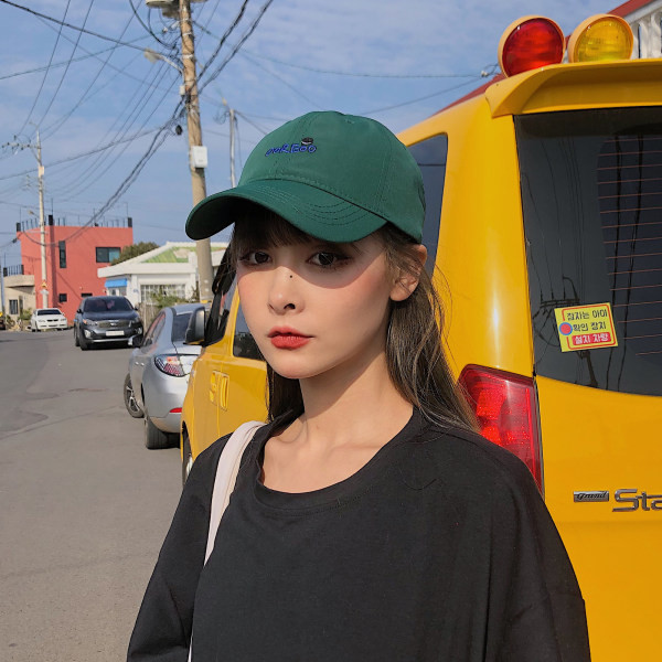 Palarie de dama cu vizor si broderie in trei culori