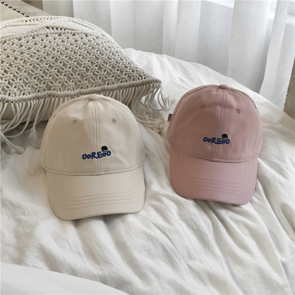 Palarie de dama cu vizor si broderie in trei culori