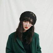 Palarie de dama cu inscriptie tip bereta in negru si rosu