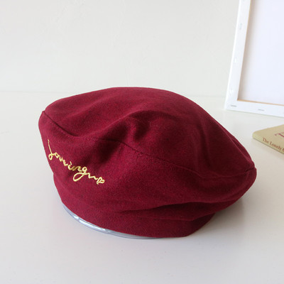 Palarie de dama cu inscriptie tip bereta in negru si rosu