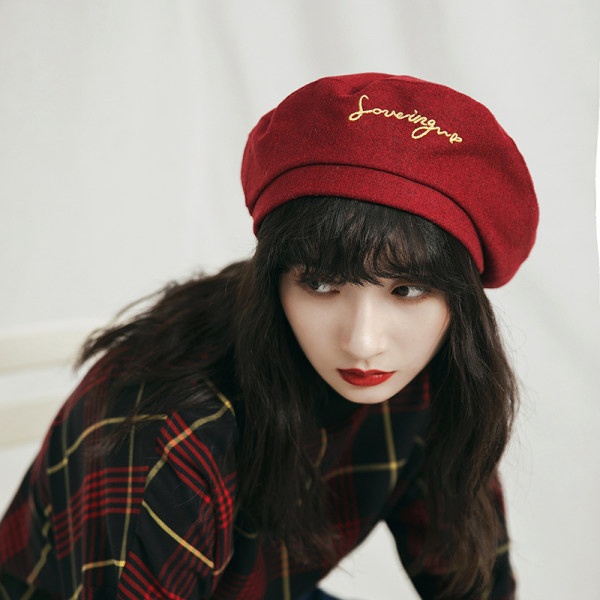 Palarie de dama cu inscriptie tip bereta in negru si rosu