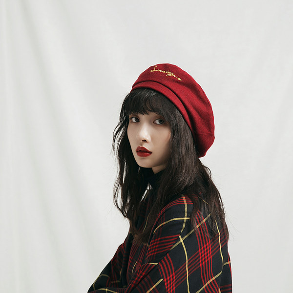 Palarie de dama cu inscriptie tip bereta in negru si rosu