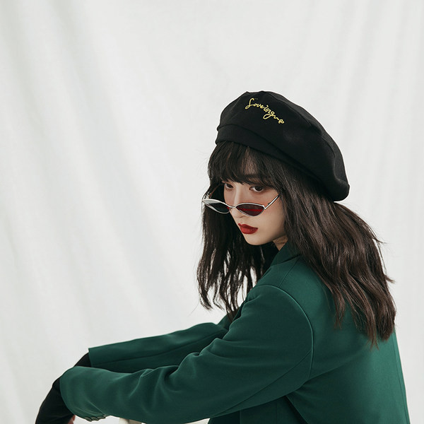 Palarie de dama cu inscriptie tip bereta in negru si rosu