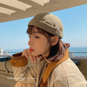 Palarie textila in stil retro cu emblema