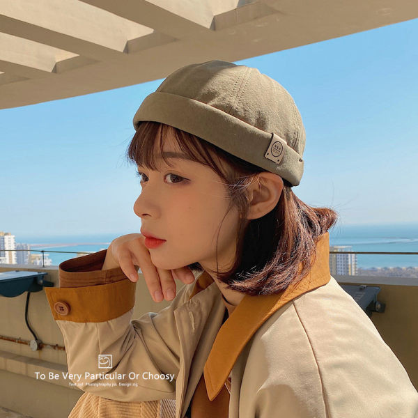 Palarie textila in stil retro cu emblema