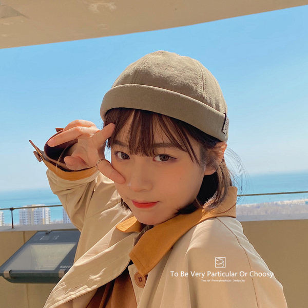 Palarie textila in stil retro cu emblema