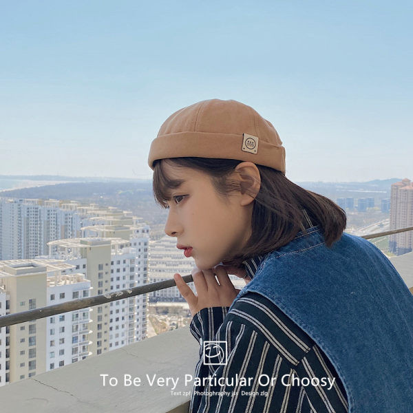 Palarie textila in stil retro cu emblema