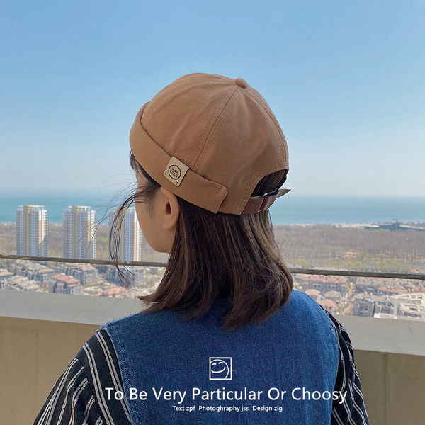 Palarie textila in stil retro cu emblema