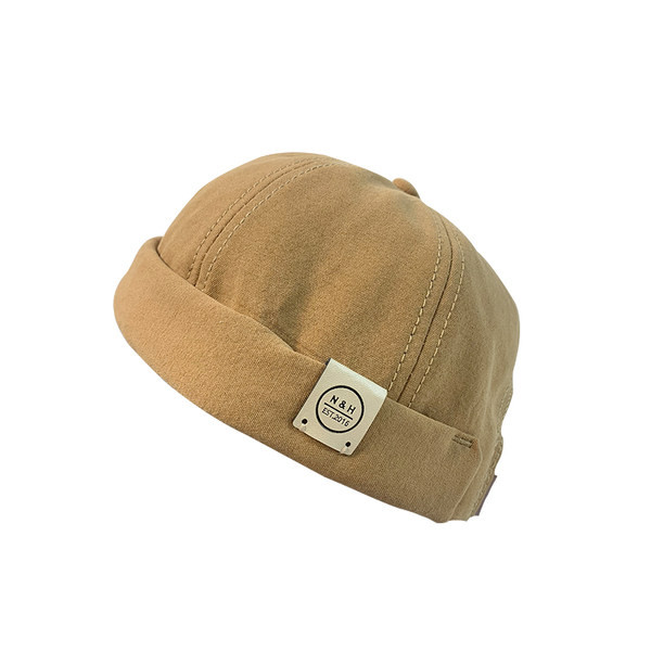 Palarie textila in stil retro cu emblema