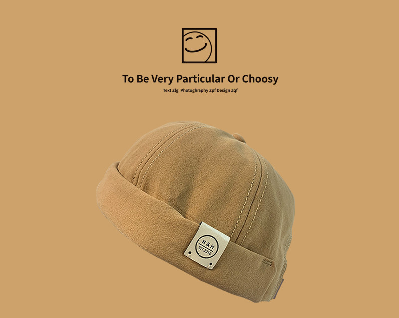 Palarie textila in stil retro cu emblema