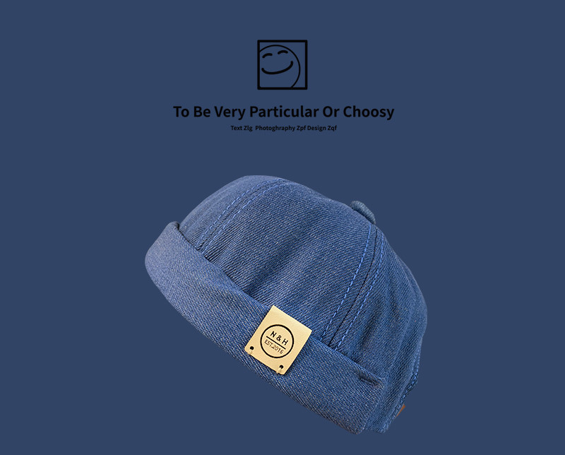 Palarie textila in stil retro cu emblema