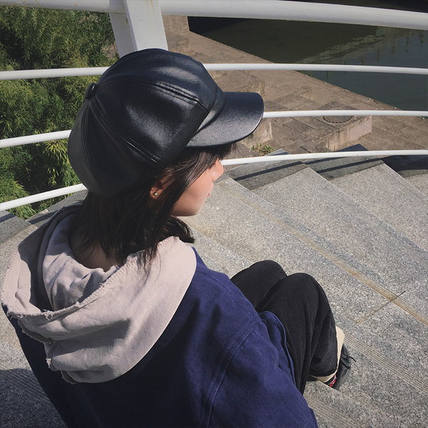 Palarie de dama din piele model nou cu vizor de culoare neagra