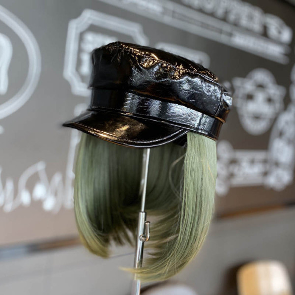 Șapcă de damă din piele potrivită pentru primăvară