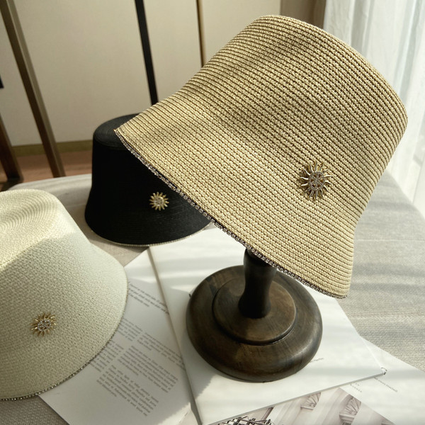 Palarie de protectie solara dama cu franjuri si decor metalic