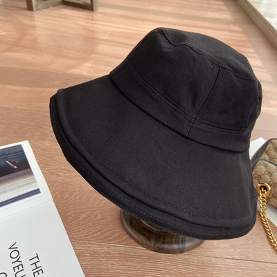 Jednobojni ženski šešir s tekstilnim obodom