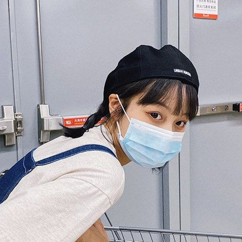 Beretă textilă de damă cu emblemă