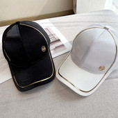 Pălărie de damă modernă cu vizor și literă metalică