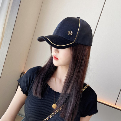 Pălărie de damă modernă cu vizor și literă metalică