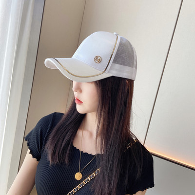 Pălărie de damă modernă cu vizor și literă metalică