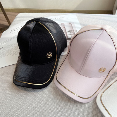 Pălărie de damă modernă cu vizor și literă metalică