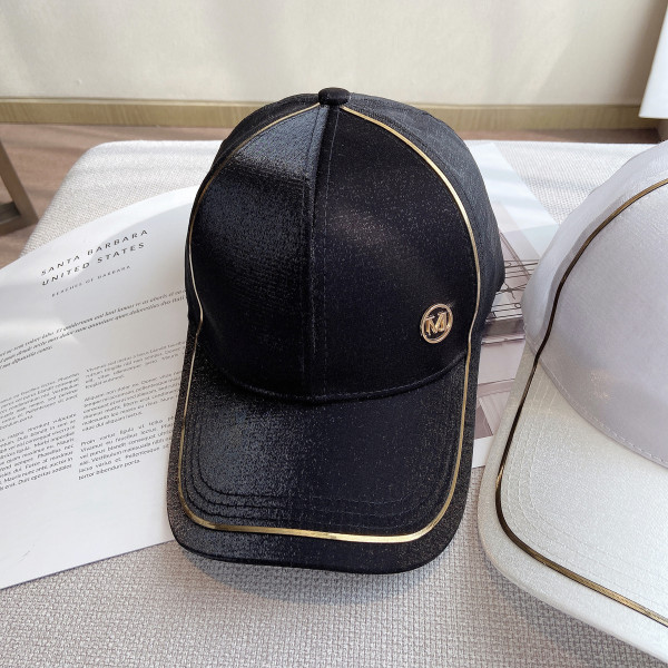 Pălărie de damă modernă cu vizor și literă metalică