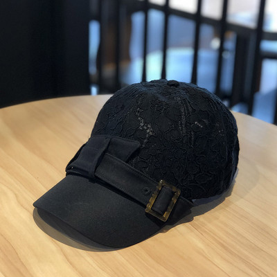 Pălărie modernă de damă cu dantelă și vizor în alb și negru