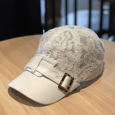 Pălărie modernă de damă cu dantelă și vizor în alb și negru