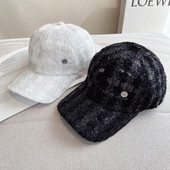 Ljetna ženska kapa sa šiltom i metalnim elementom