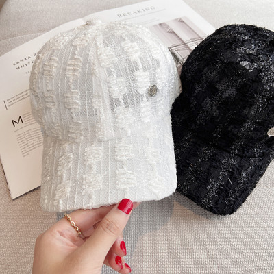 Ljetna ženska kapa sa šiltom i metalnim elementom