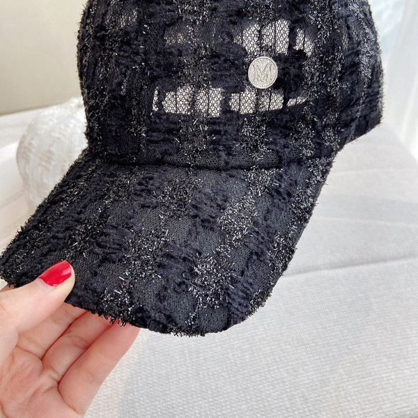 Ljetna ženska kapa sa šiltom i metalnim elementom