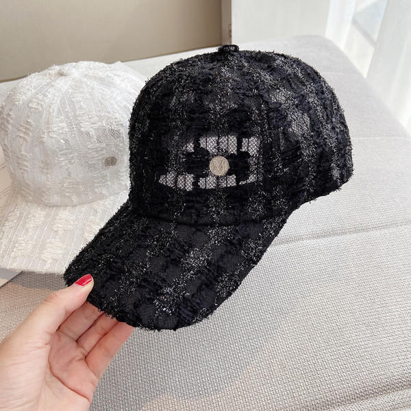 Ljetna ženska kapa sa šiltom i metalnim elementom