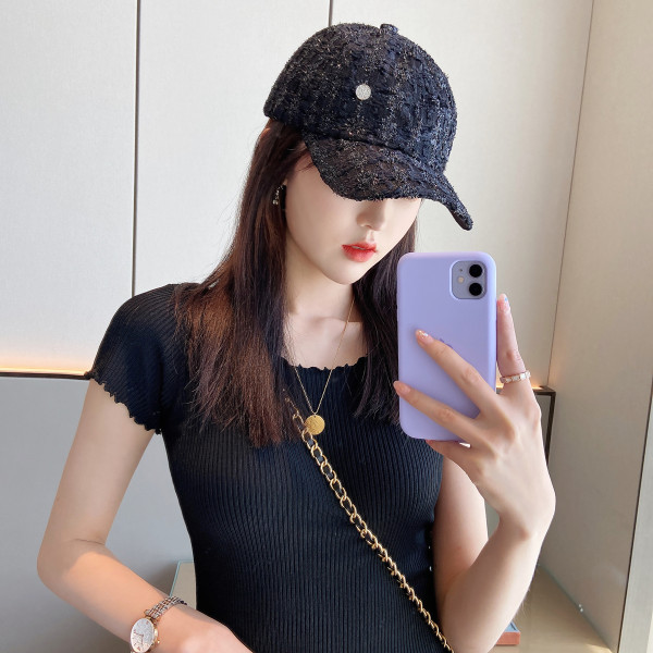 Ljetna ženska kapa sa šiltom i metalnim elementom