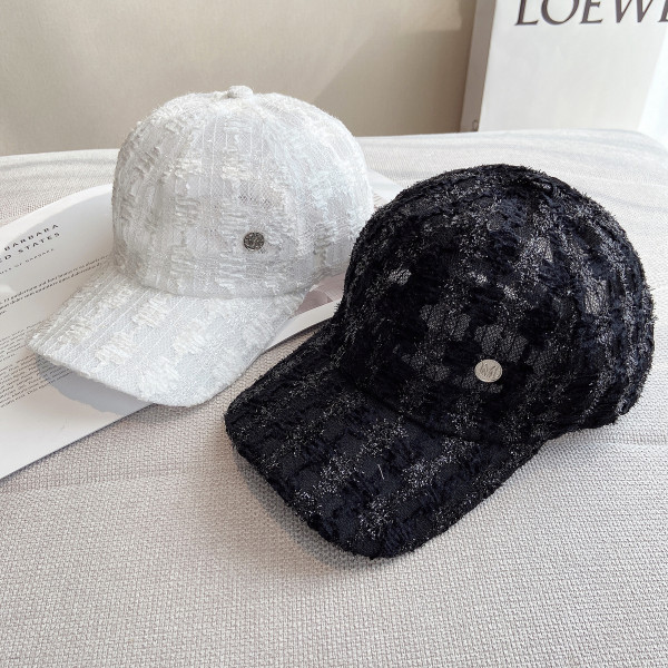 Ljetna ženska kapa sa šiltom i metalnim elementom