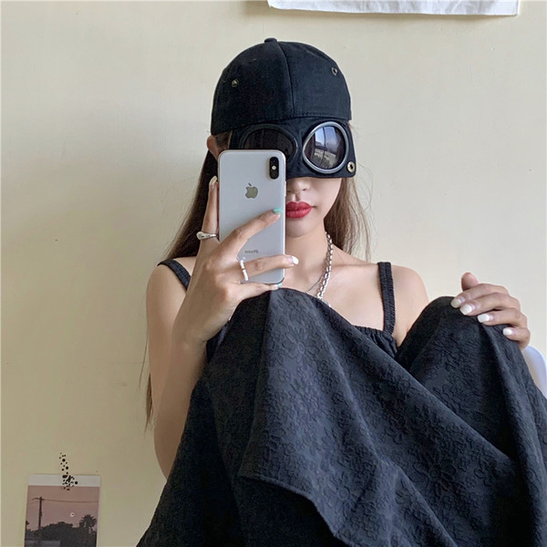 Novi model ženske kape sa grbom i naočalama