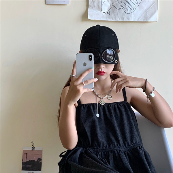 Novi model ženske kape sa grbom i naočalama