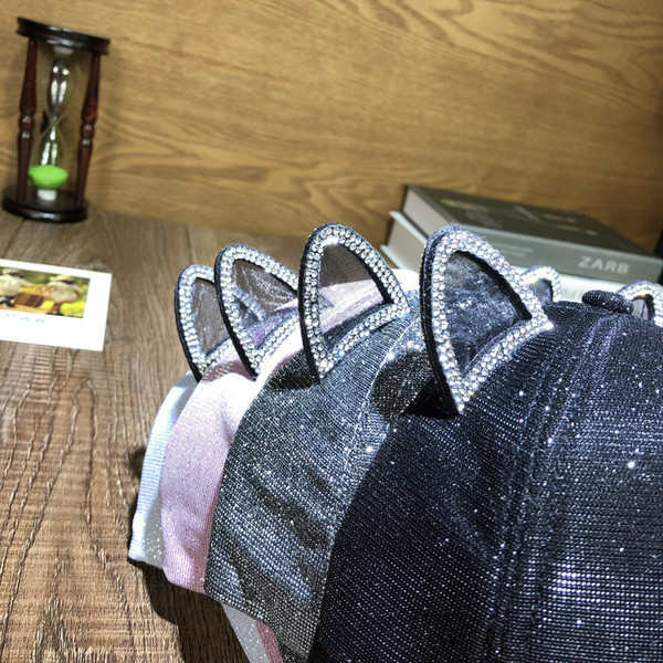 Pălărie modernă pentru femei cu element 3D și pietre