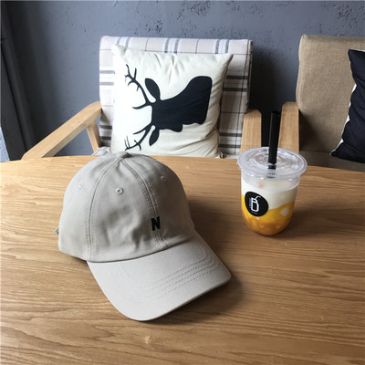 Γυναικείο καπέλο με κεντημένο γράμμα και γείσο