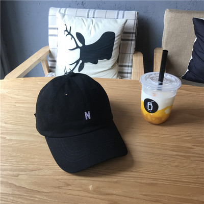 Γυναικείο καπέλο με κεντημένο γράμμα και γείσο