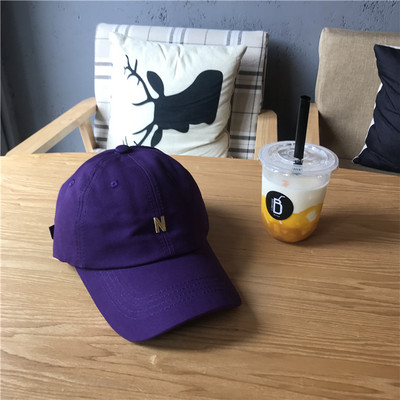 Γυναικείο καπέλο με κεντημένο γράμμα και γείσο