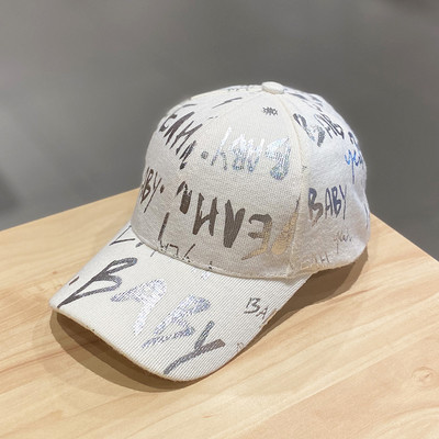 Pălărie de damă cu inscripții și vizor în alb și negru